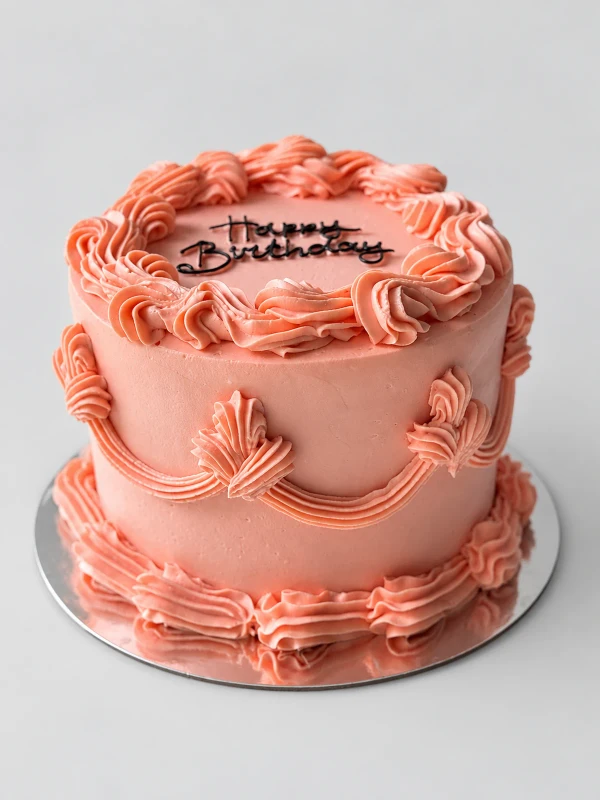 Торт "Happy Birthday" — Торт «Happy Birthday» — персиковый винтажный торт с кремовыми рюшами и лаконичной надписью Happy Birthday.